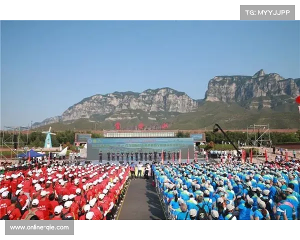 云台山登山赛融合国家安全法宣传,志愿者向运动员发普法资料 云台山登山赛融合国家安全法宣传,志愿者向运动员发普法资料