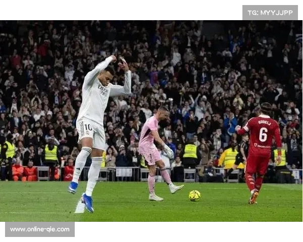 伯纳乌观众席一幕：姆巴佩缺阵仍为队友欢呼鼓掌