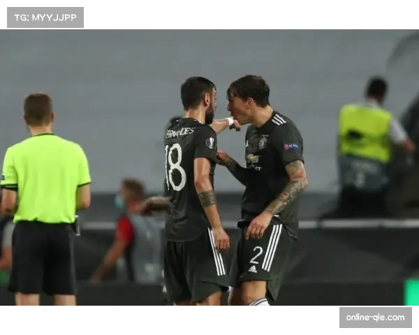 赛场花絮:小球迷冲入场内与偶像萨卡击掌,随后被安保人员带离